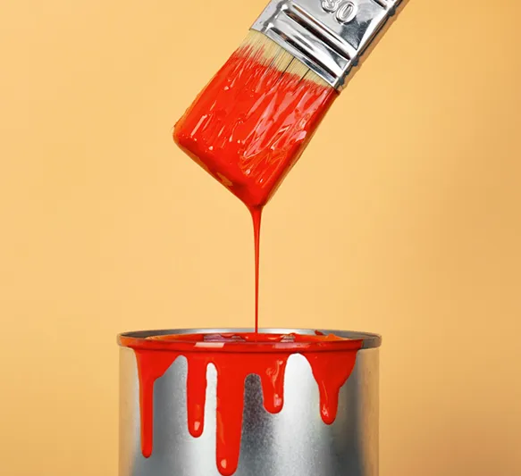 Consultor técnico operando o sistema tintométrico digital na unidade ABC W3 Sul.